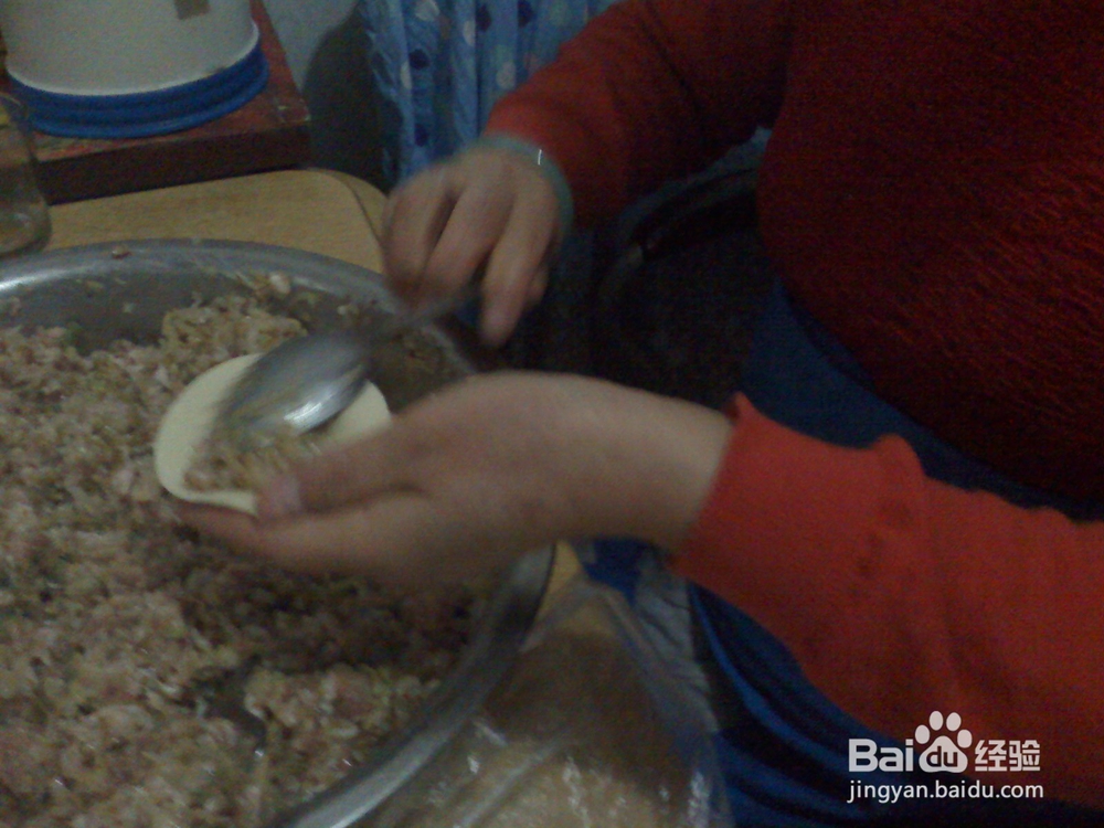 怎样包年三十猪肉酸菜馅饺子--包饺子