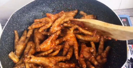 如何做香辣鸡爪。