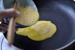 菠菜木耳鸡蛋条 凉拌菜怎么做
