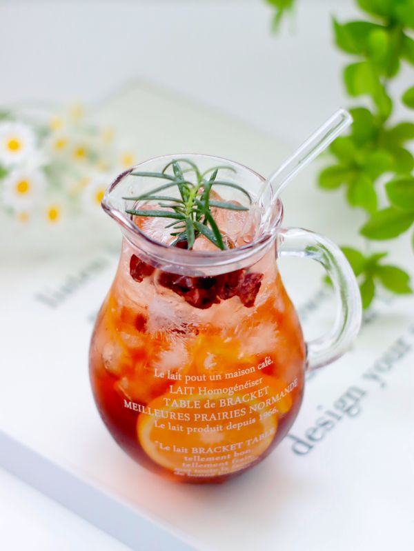 蔓越莓白桃气泡冰饮