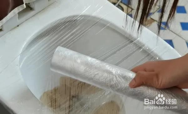保鲜膜疏通马桶的方法