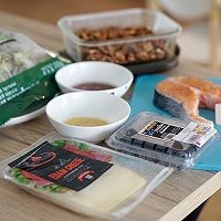 如何制作美味的三文鱼蔬菜沙拉