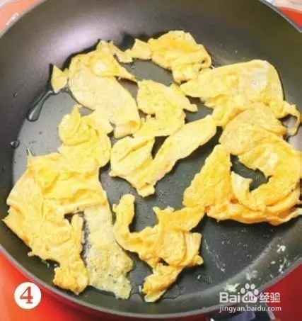 苦瓜炒蛋 一半是淡淡的苦，一半是淡淡的鲜甜