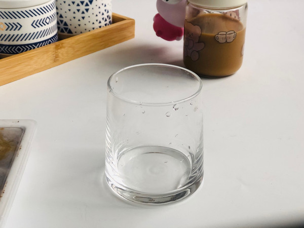 第一杯泡沫冰拿铁咖啡