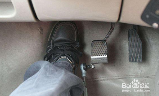 手动挡汽车起步怎么办