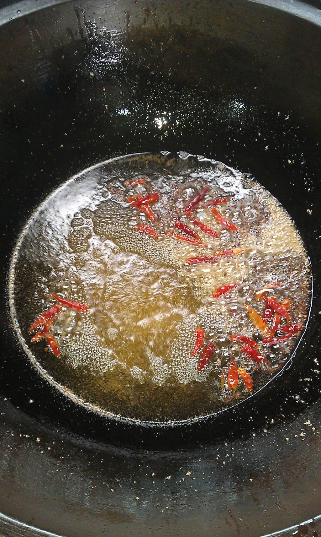 教你做蒜薹洋葱木耳炒肉，味道美极了