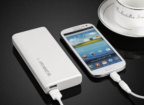 小电充电宝，充电宝的一个指示红灯一直长亮，可以给充电宝充电但没法输出充电