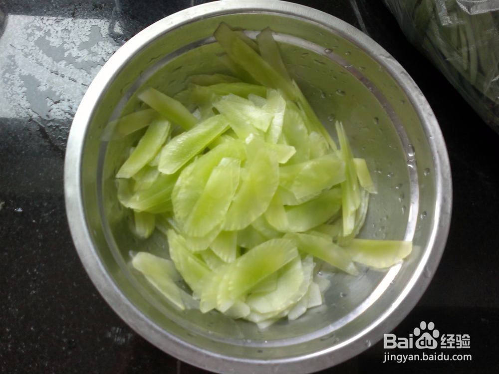 开春应季小菜清拌莴笋片的做法