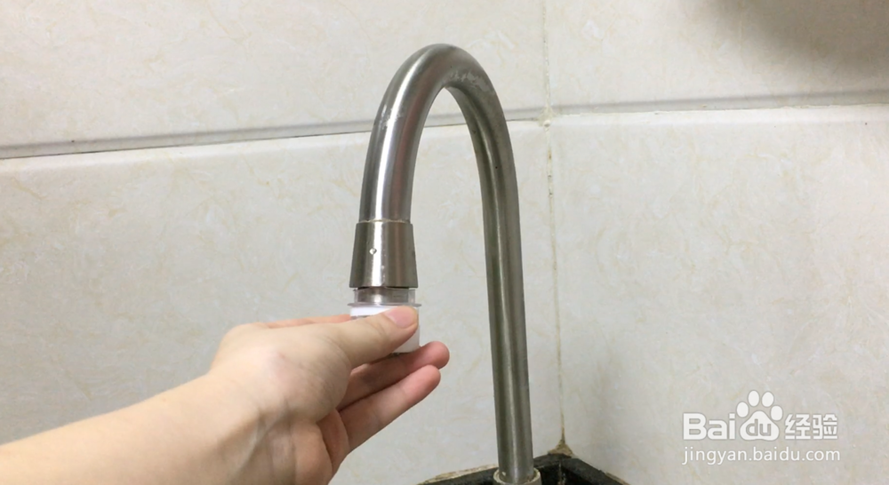 水龙头上套个塑料瓶盖,这个妙用很多人没想到