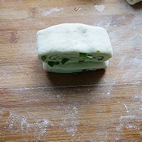 如何制作葱香椒盐花卷的小技巧