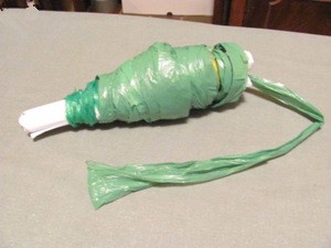 利用废塑料袋编织小篮子