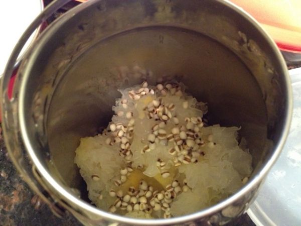 红枣雪梨薏仁银耳汤