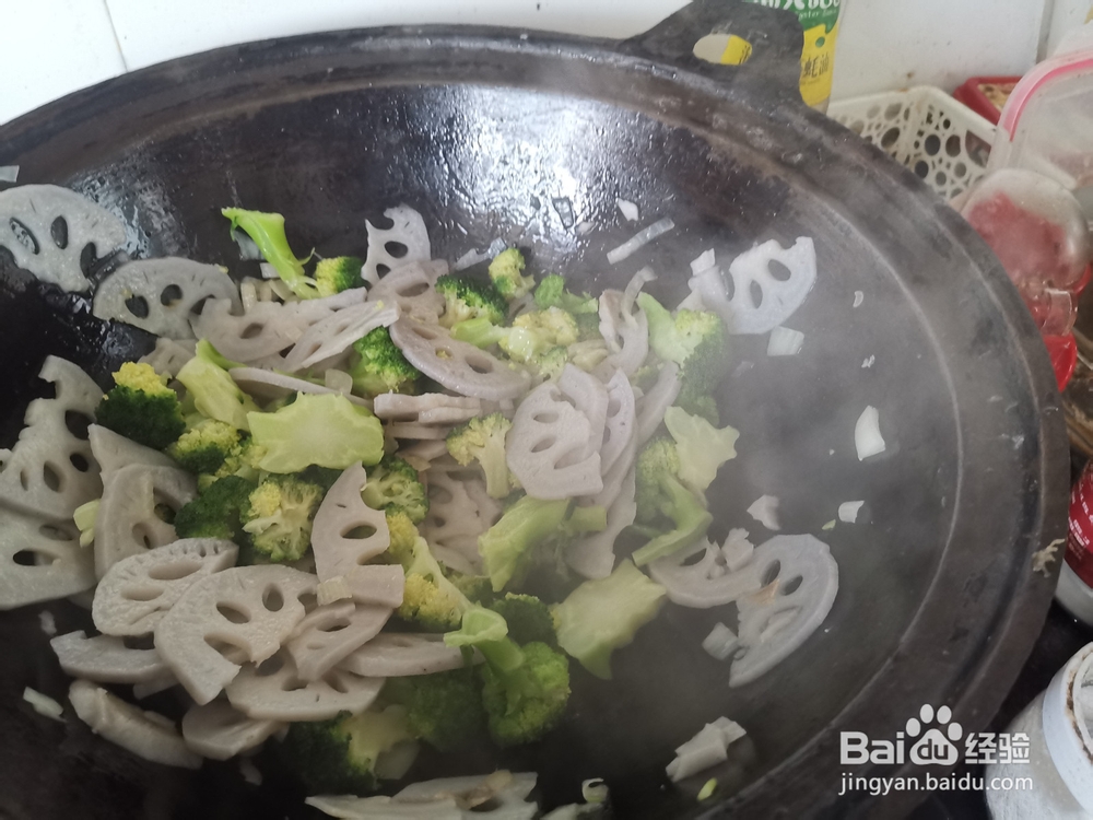 如何用藕片炒西兰花