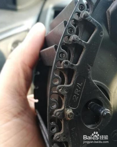 瑞虎3两侧空调出风如何拆