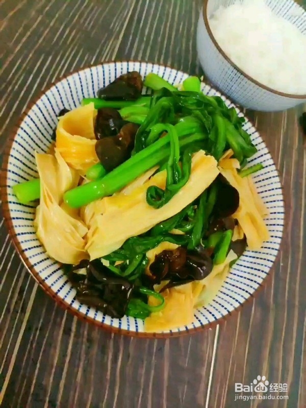 腐竹木耳炒菜心的做法