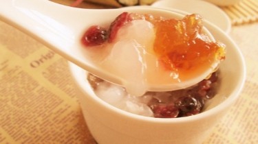 桃胶雪蛤银耳羹的做法