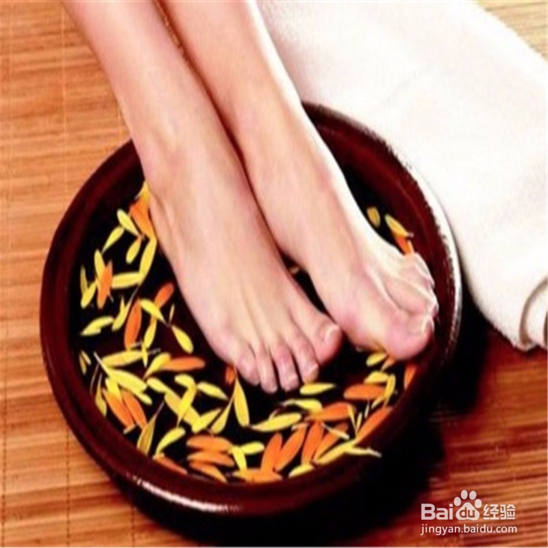 夏季用热水泡脚的好处有哪些