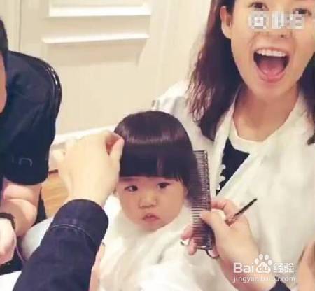 章子怡晒醒醒理发不哭闹，其中必有妙招