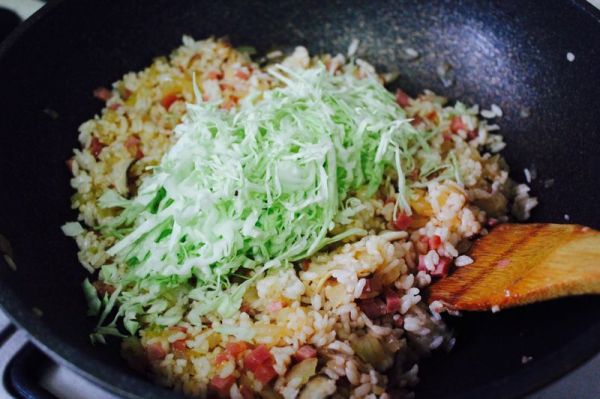 卷心菜香肠炒饭