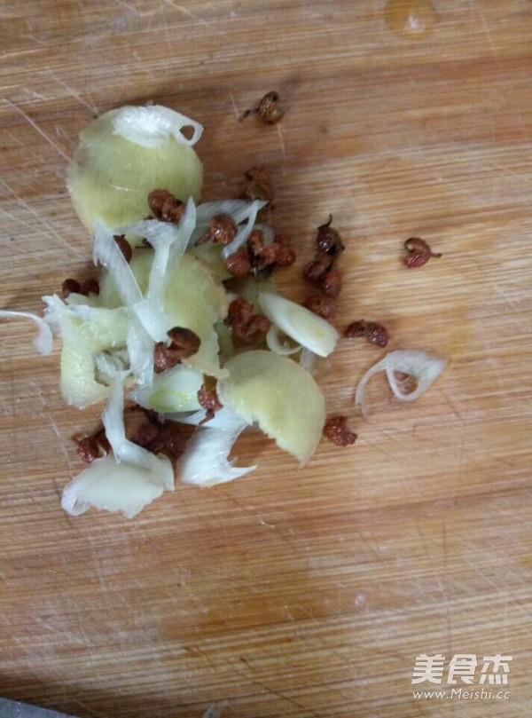 油爆小河虾的做法