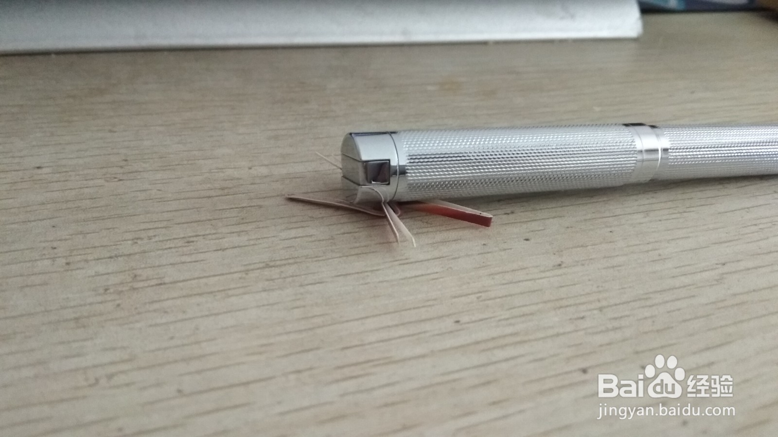 如何用两个细长长方形硬卡纸做简易的中性笔支架