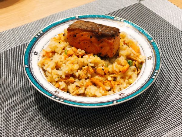 日式三文鱼黄金炒饭配蘑菇汤