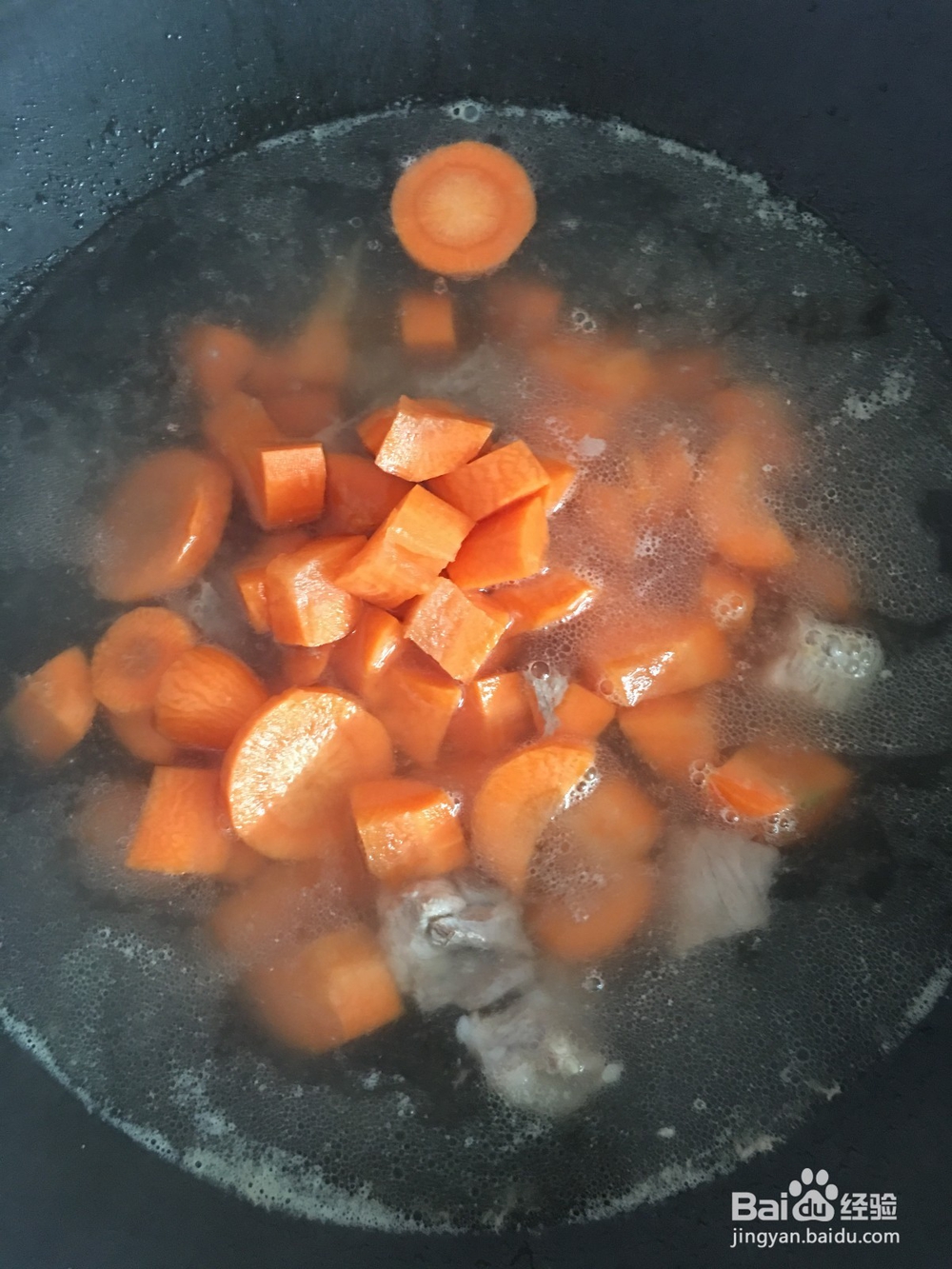 玉米胡萝卜排骨汤的家庭做法