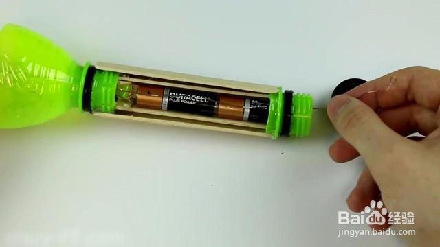 用塑料瓶做手电筒,最后的结果“亮”了。