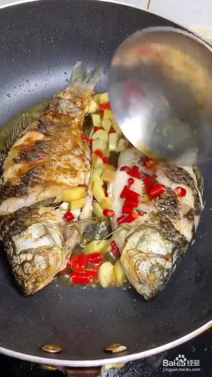 如何制作香辣红烧鲫鱼
