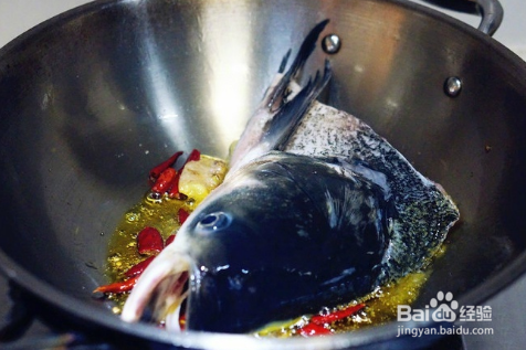 菌菇炖汤鱼头的做法