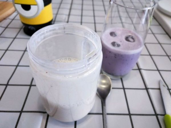 蓝莓香蕉冰奶昔