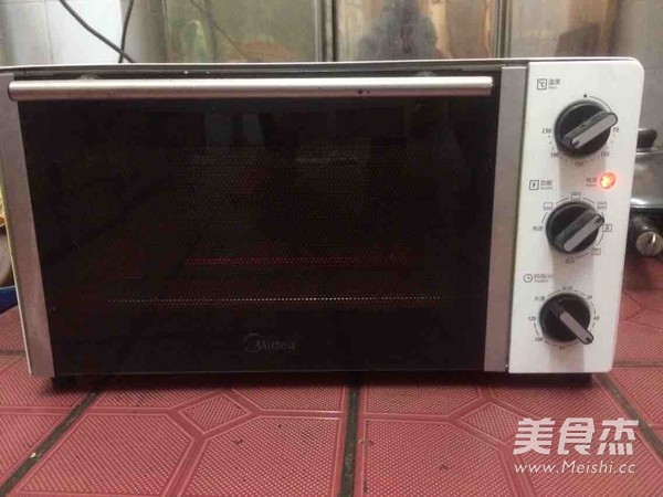 烤肠披萨的做法