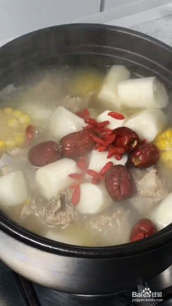 如何制作营养美味的砂锅玉米山药排骨汤?