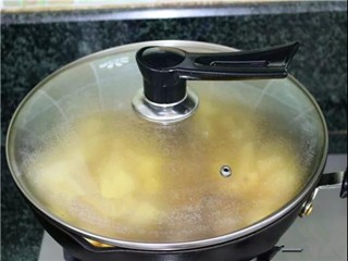 土豆焖排骨怎么做？