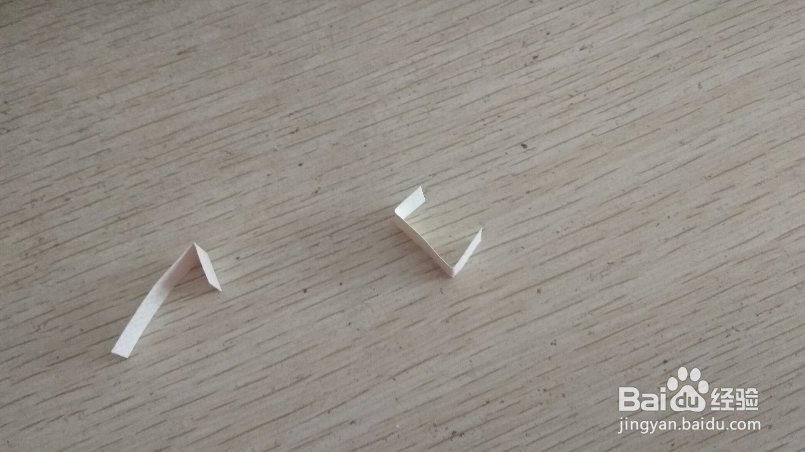 如何用两块小长方形水彩画纸做简易的手机支架
