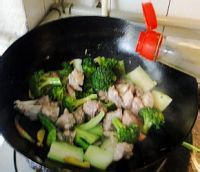 西兰花炒鸡的做法