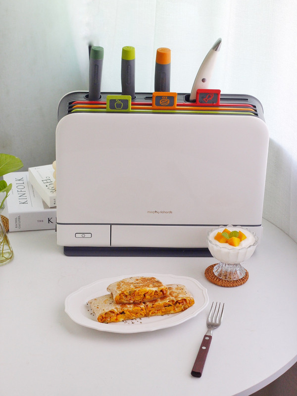 芝士泡菜火腿蛋卷饼和芒果酸奶