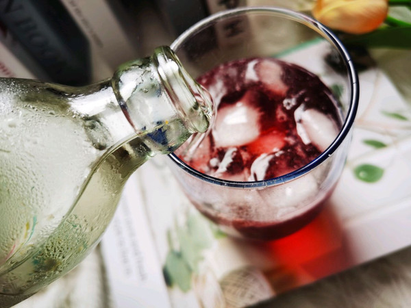 蔓越莓青柠气泡水