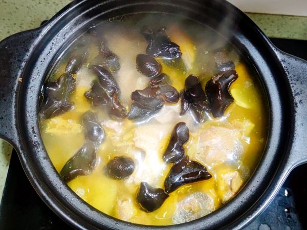冬笋木耳炖鸡汤