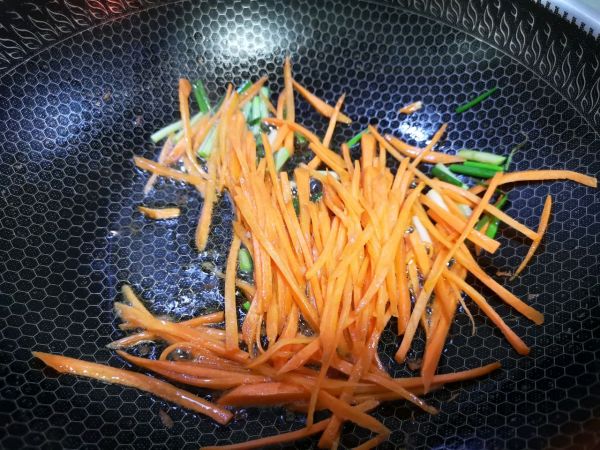 草头火腿炒刀削面