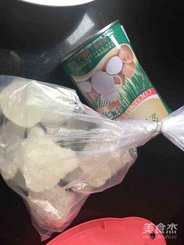 莲子雪耳椰奶桃胶糖水