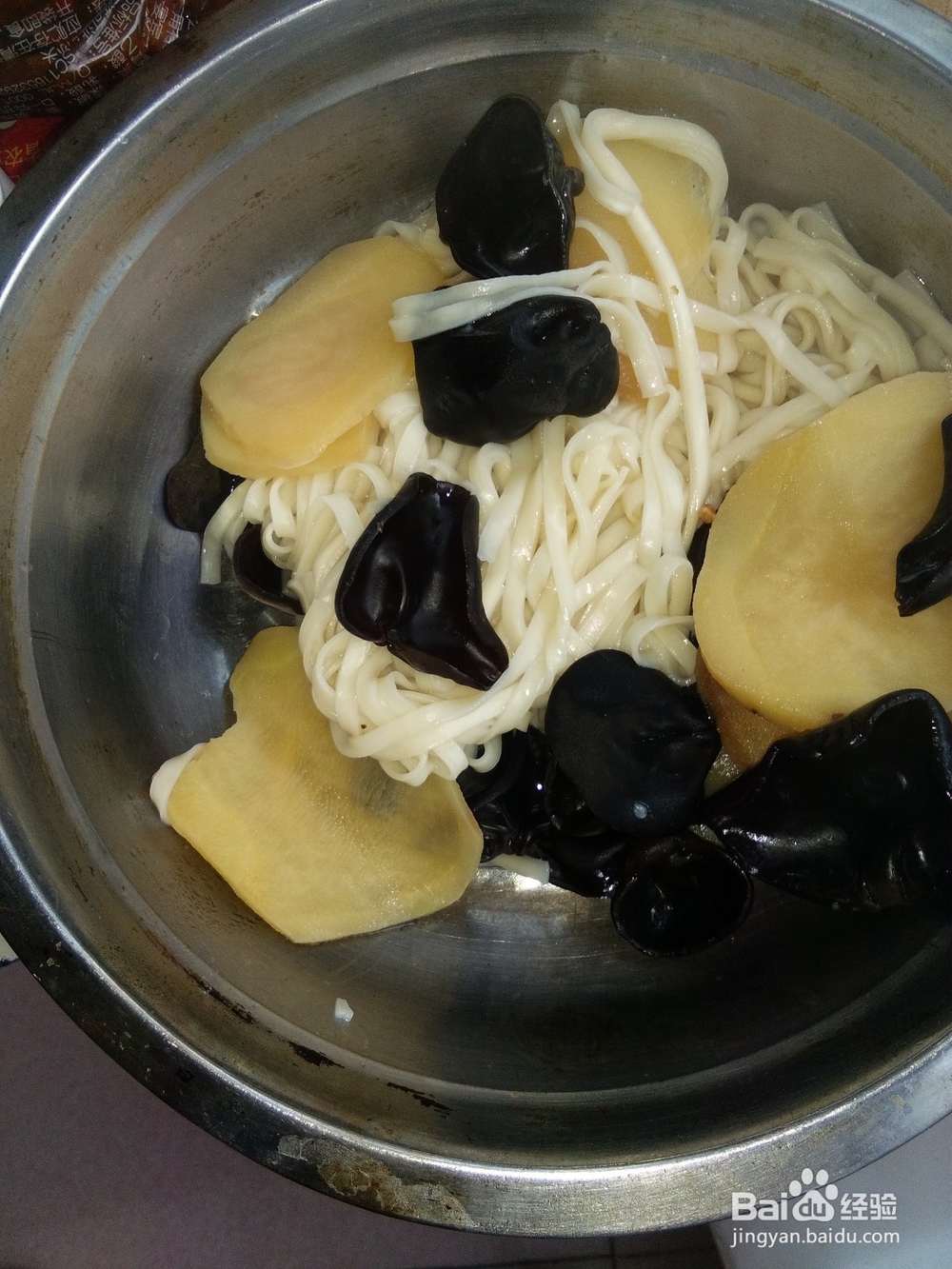 烤鸭蛋稀豆粉拌面