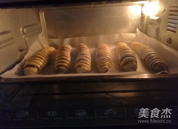 毛毛虫豆沙面包