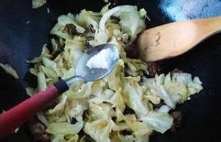 腊肠炒手撕包包菜