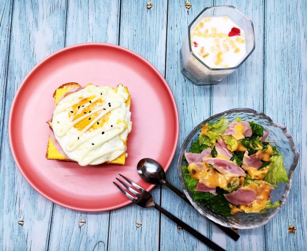 鸡蛋火腿开放三明治