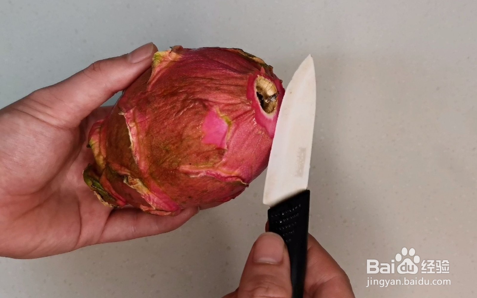 如何剥出完整火龙果