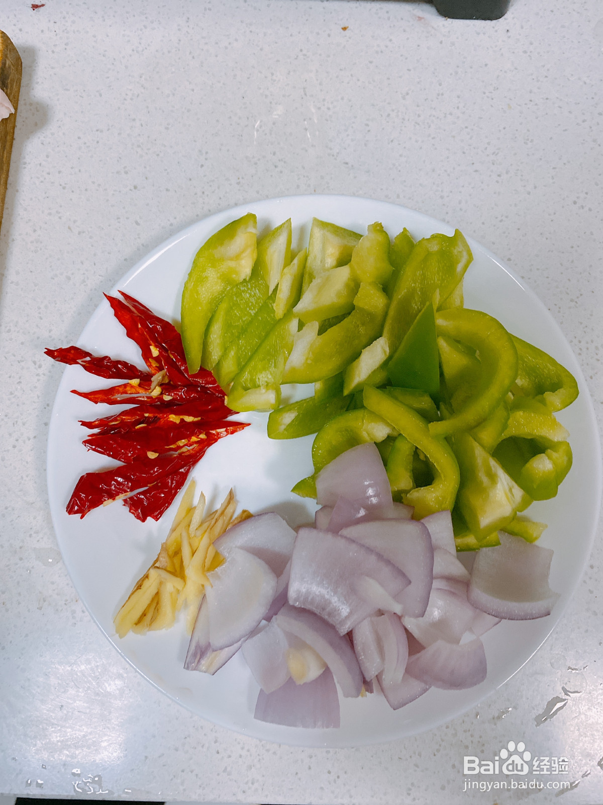 五花肉炒芋头的做法