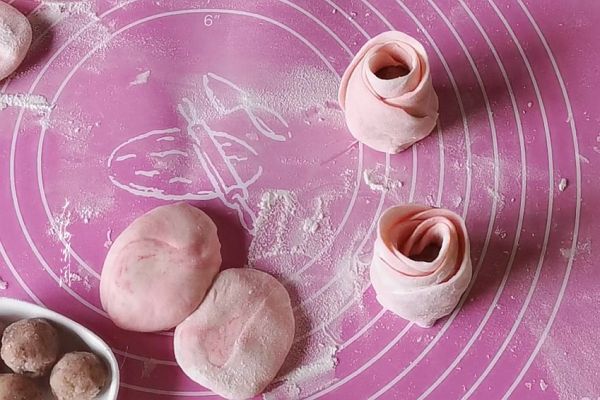 纯碱手工花式豆沙包