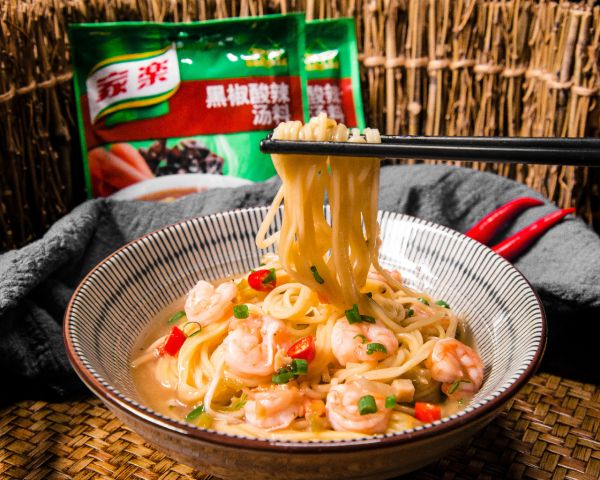 快手酸汤鲜虾面