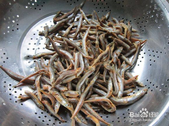 毛芹炒小青鱼的做法